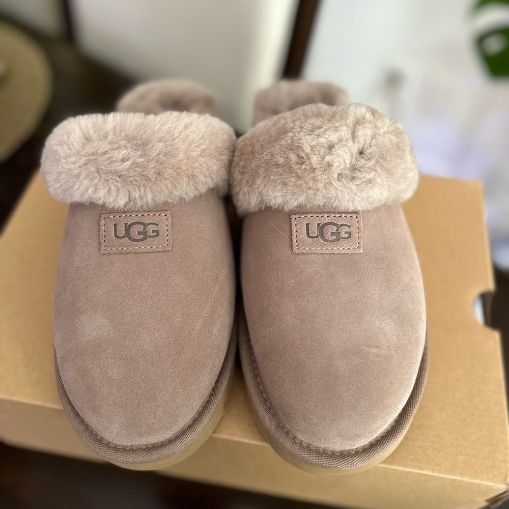❌SOLD❌UGG COZY SLIPPERS - Picture 1 of 6
